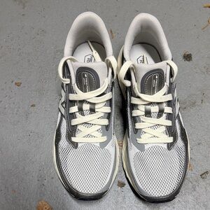 New Balance Men's Gray and White Athletic Running Shoes